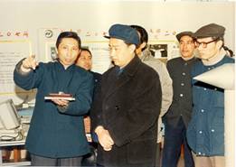 4.1985年,黄培康向航天部副部长鲍克明介绍207所.jpg